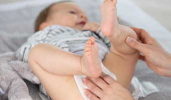Comment bien essuyer bébé avec des lingettes ?