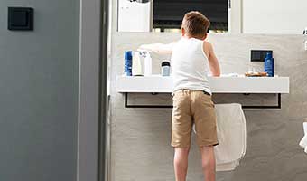 Comment garder les toilettes de la famille en ordre ? 